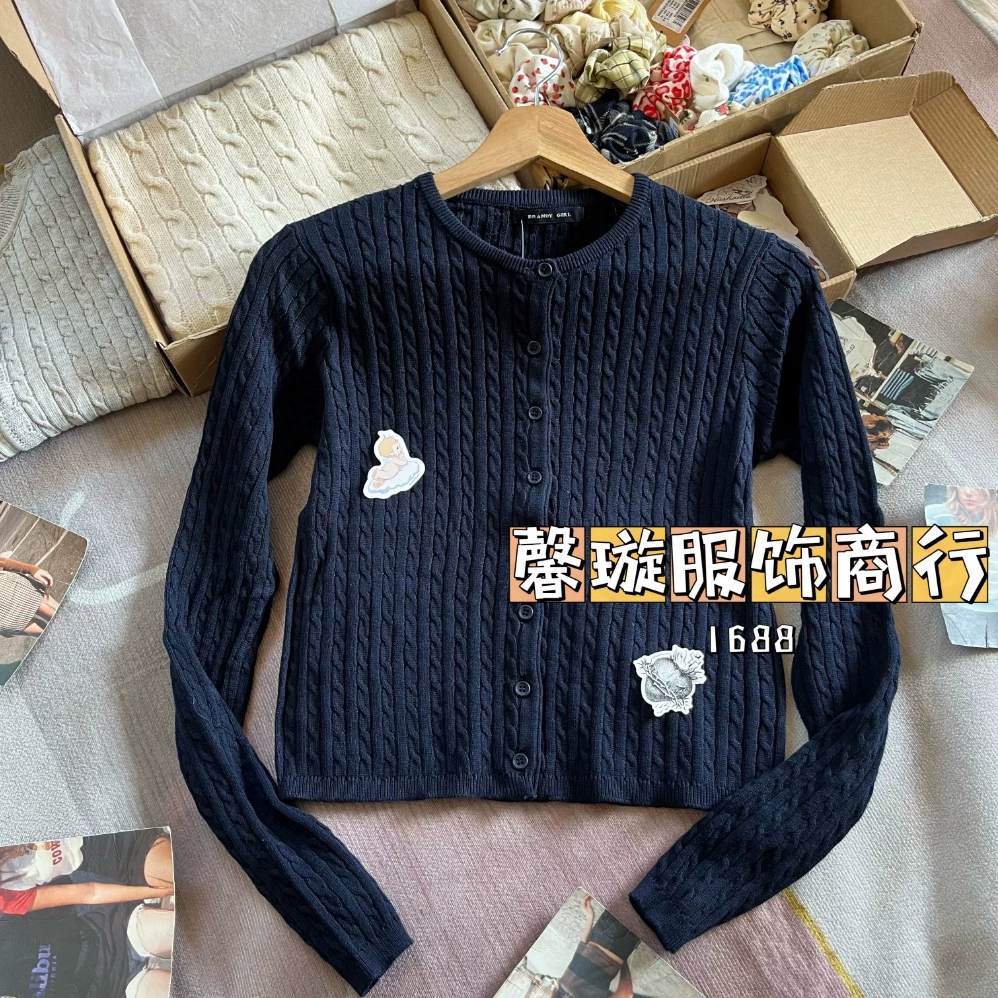 Кардиган-свитер, slim fit, белый пин с косичкой/косой детали, один размер, изделие из вязаного узором трикотажа