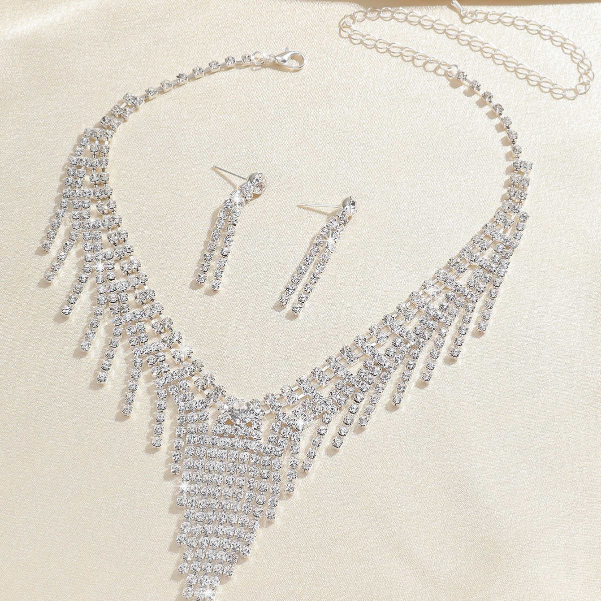 Conjunto de bijuteria de noiva com colar e brincos de strass_voghion.com
