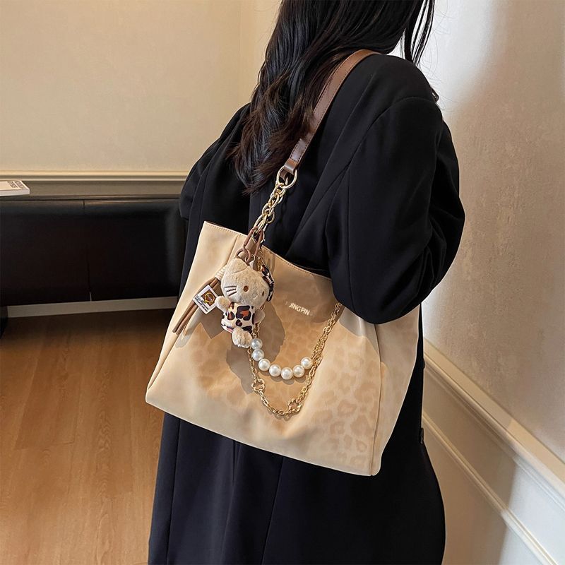 2025 New Arrival Women's Versatile Commuter Tote Bag - High-Quality Pearl Chain Large Capacity Casual Shoulder Bag (Dropshipping) - Thumbnail 4