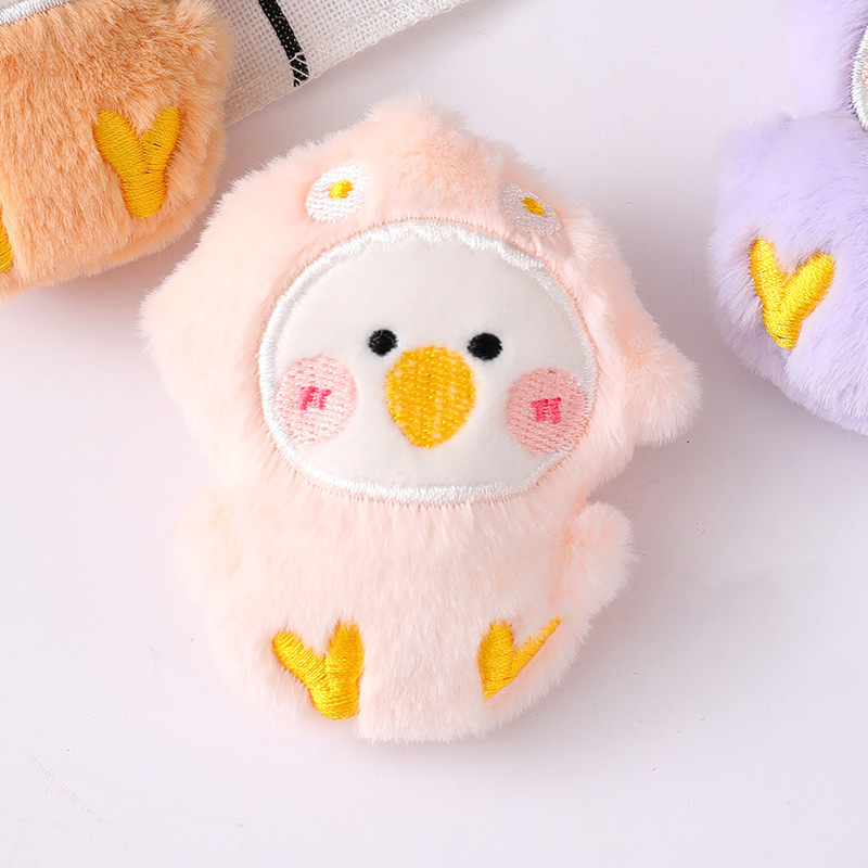Caricatura peluche fresas oso broche lindo perro Pacha muñeca bolsas de muñecas colgar DIY accesorios de ropa al por mayor