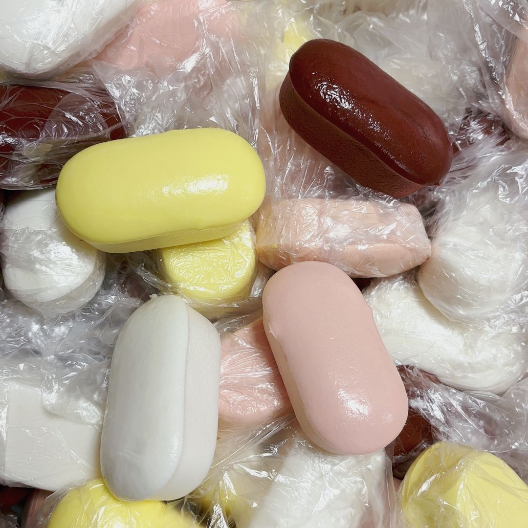 천천히 반동하는 무작위 색상의 촉촉하고 끈적끈적한 떡 1개