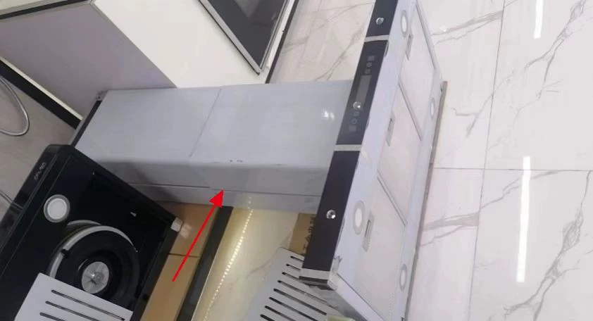 Вытяжка Center Island с верхним всасывающим плоским покрытием, островной столешницей, подвесной квадратной формой и сенсорными переключателями с обеих сторон.