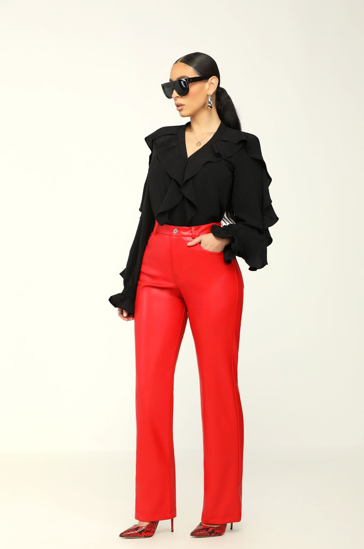 Einfarbiges Pendlerhemd mit Rüschen und unregelmäßigem Revers für Damen_voghion.com