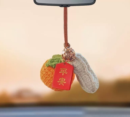 ひまわりの自動車のストラップの手作りの毛糸のかぎ針編みの車は平安の喜びの車内を掛けてかわいい創意の女神の金を飾ります。|undefined
