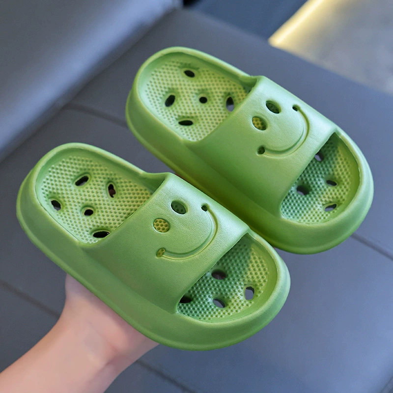 Детские тапочки в ванной комнате летом