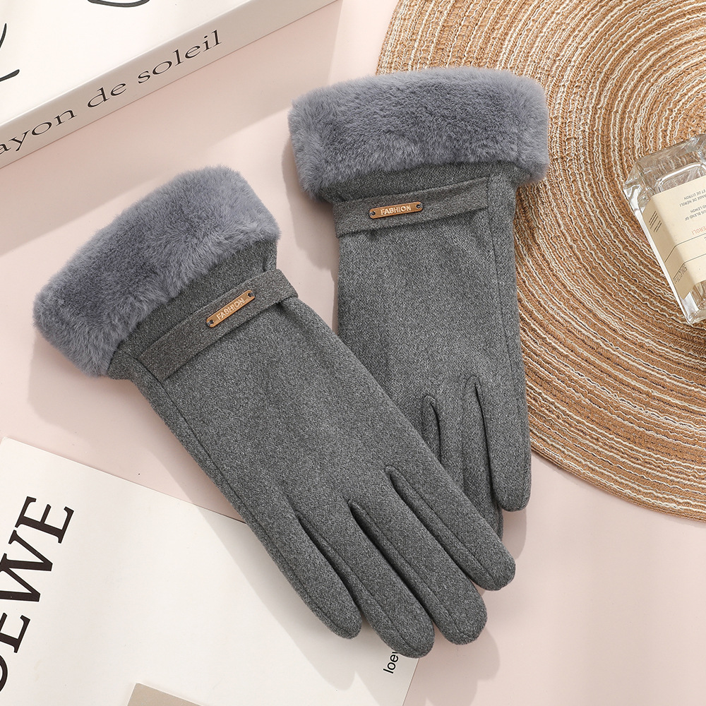 El cabello corto de la marca dorada de la camisa