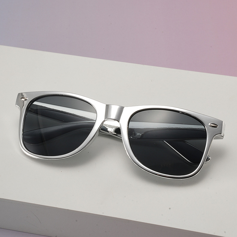 Gafas de sol retro de moda 2025, estilo caramelo con clavos de sombrilla de arroz, venta al por mayor directa de fábrica