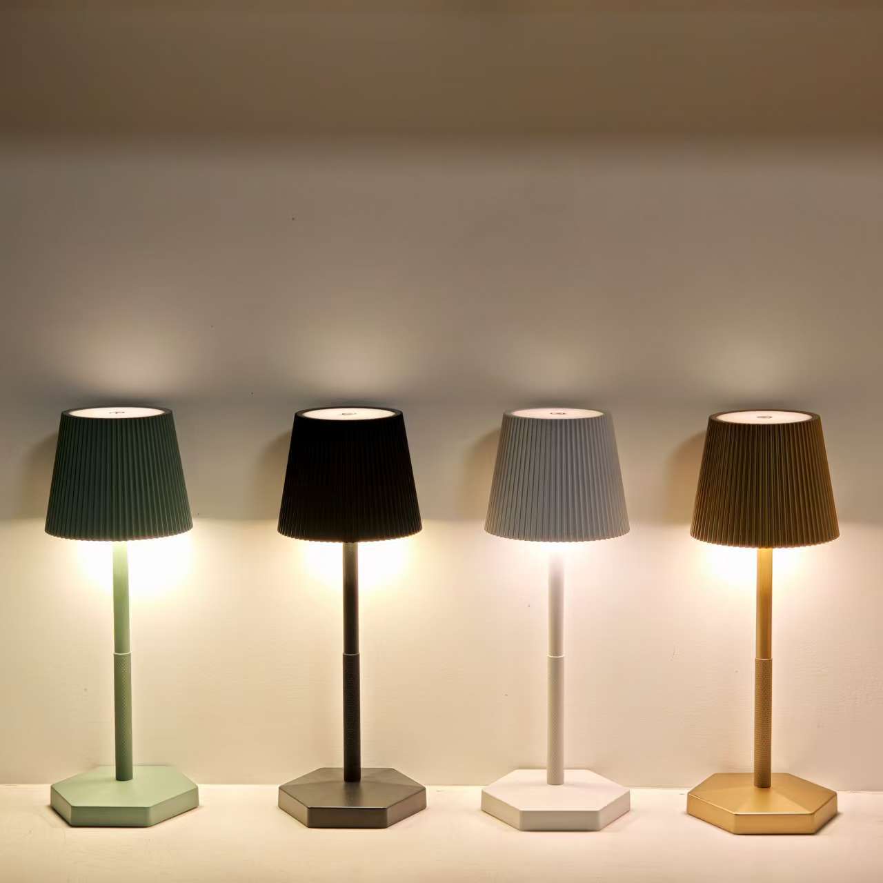 Fabrica directa de rayas transfronterizas de pie alto hexágono lámpara de mesa base de carga moderna y minimalista lámpara de atmósfera restaurante hotel