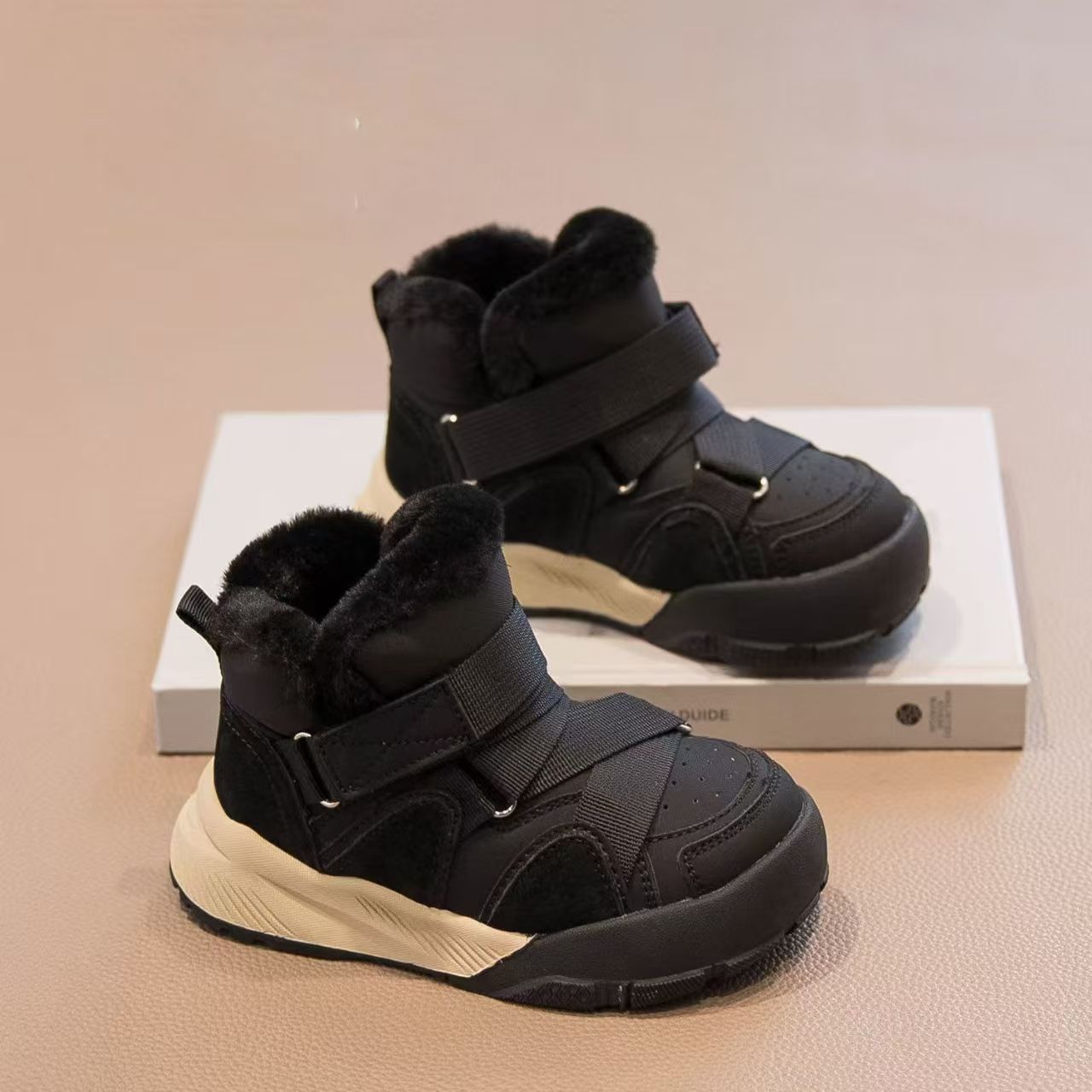 Botas de nieve para niños 2025 nuevos zapatos de invierno de niñas de algodón para niños con botas de algodón gruesas de lana calentadas de invierno casuales