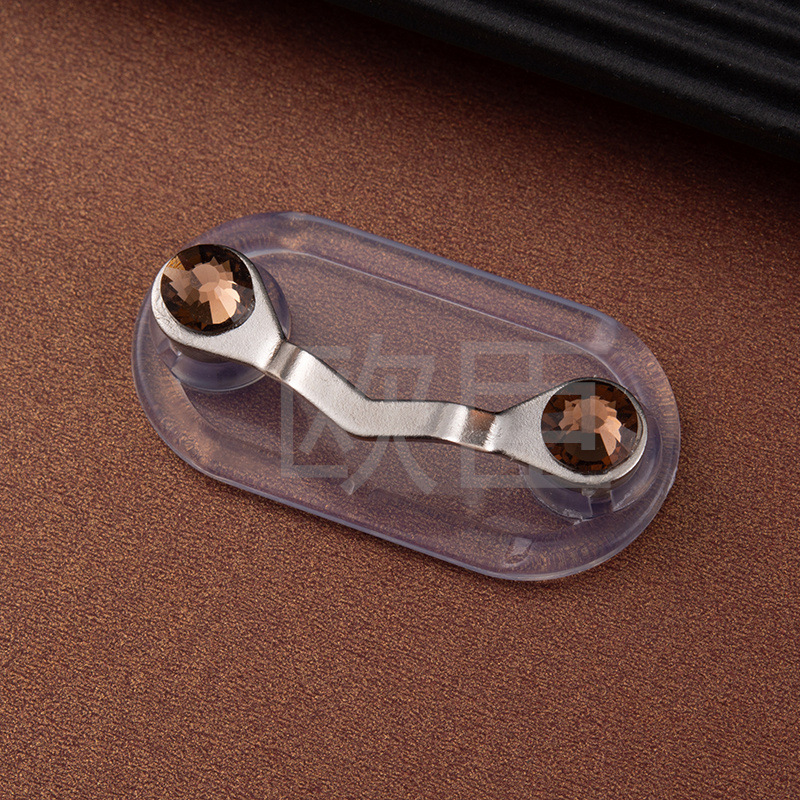 クロスボーダー爆型磁気眼鏡スタンド磁気吸引v型ブローチ工番札棚クリエイティブ磁気服イヤホンクリップ