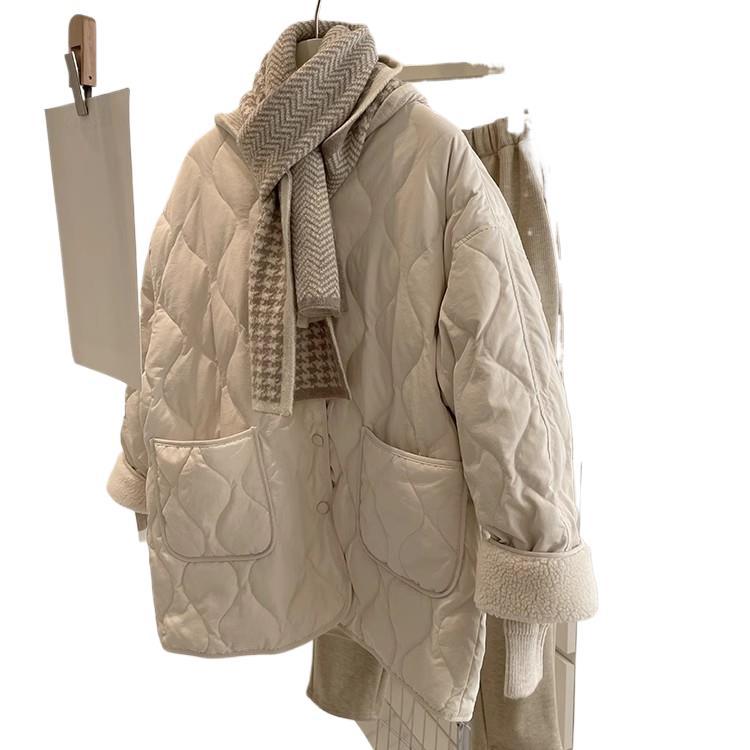 菱格の小さい香りの風の綿の服の女性の金の2024の新型の冬の韓国版のゆったりしている羊の小毛のコートの女性のベルベットは厚くなります。