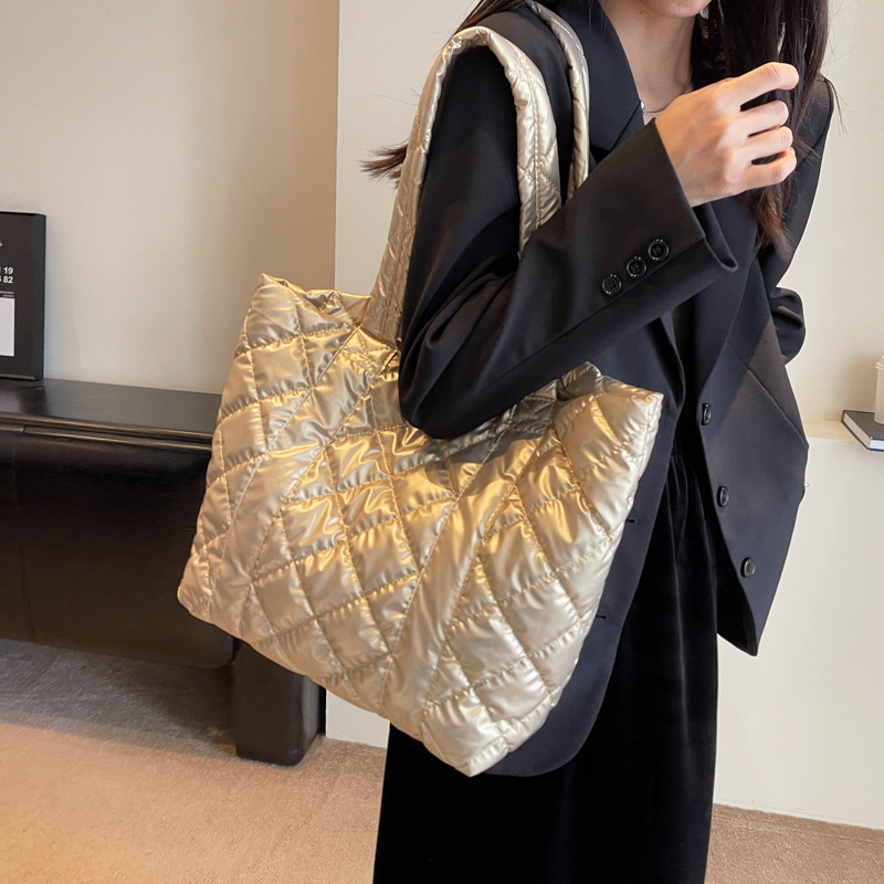 New large capacity down bag women's bag fashionable and simple one shoulder underarm bag commuting diamond shaped versatile hand held tote bag_voghion.com