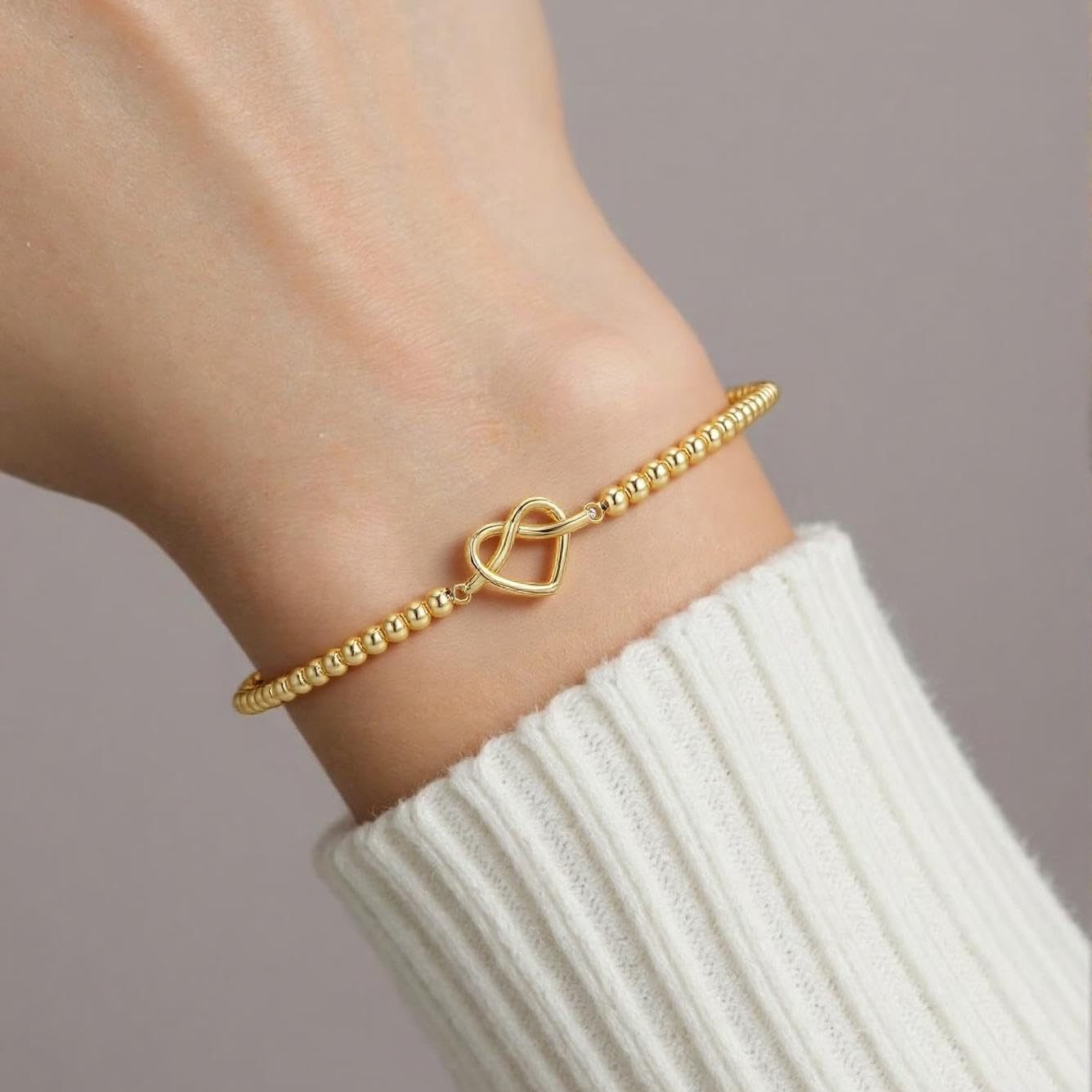 Bracciale con perline dorate nodo a cuore e anelli geometrici_voghion.com