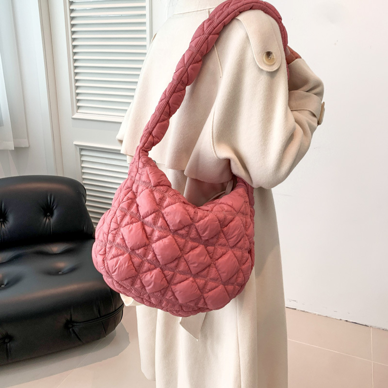 2024 primavera nuevo rombo ligero nube burbuja bolsa de moda de las mujeres textura de alto grado estilo occidental hombro bolsa de mensajero