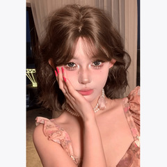 元の無実の巻き巻きの冷たい茶色の卵巻きの何字の前髪のショートヘアの夏は白く見えます。
