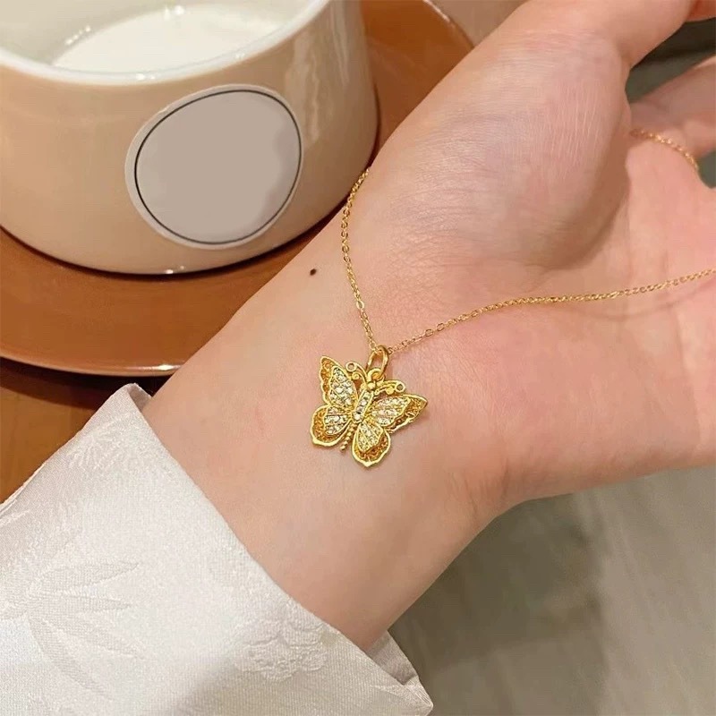 Negozio di oro con ciondolo antico in oro e seta con farfalla e diamanti, moda femminile di alto senso_voghion.com