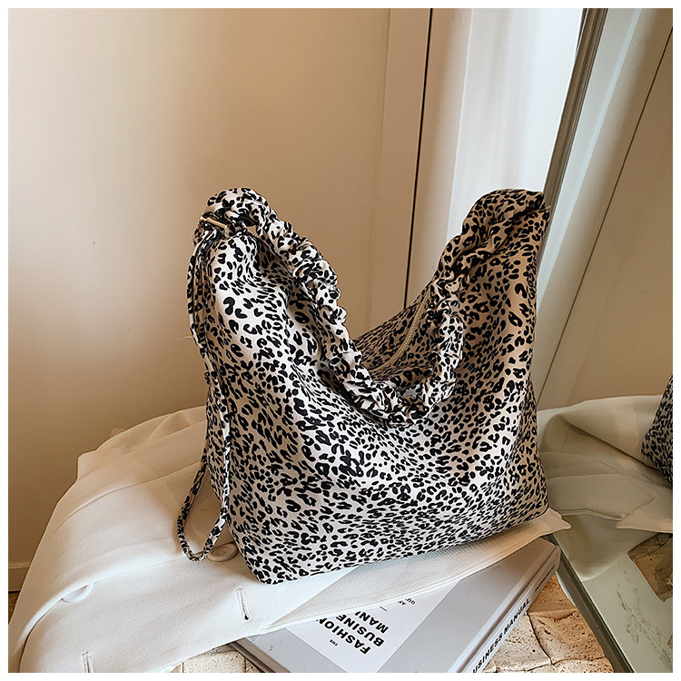 Leopard print women's tote large capacity crossbody bag, 2024 new casual canvas college student fashion class bag_voghion.com