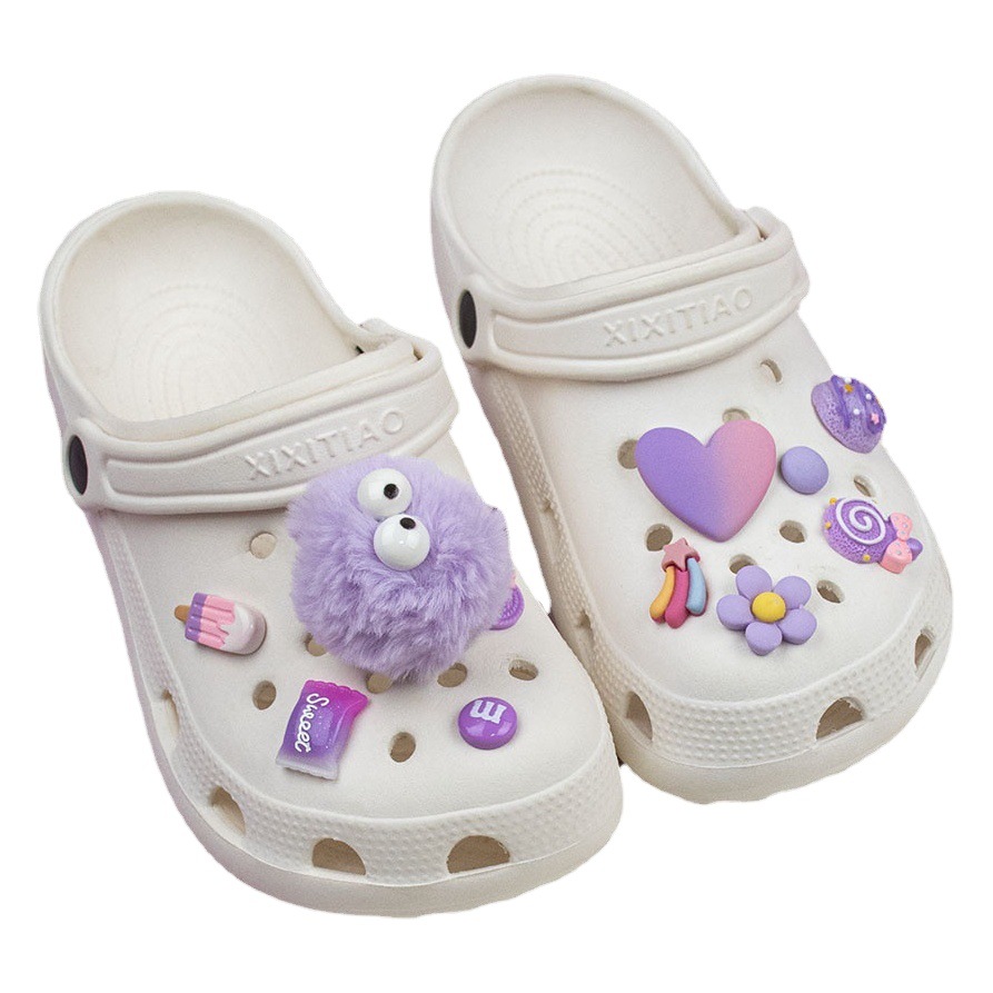 Púrpura colorido agujero zapatos hebilla gradiente en forma de corazón zapatos zapatillas Sandalias hebilla decorativa desmontables dibujos animados novia zapatos flor