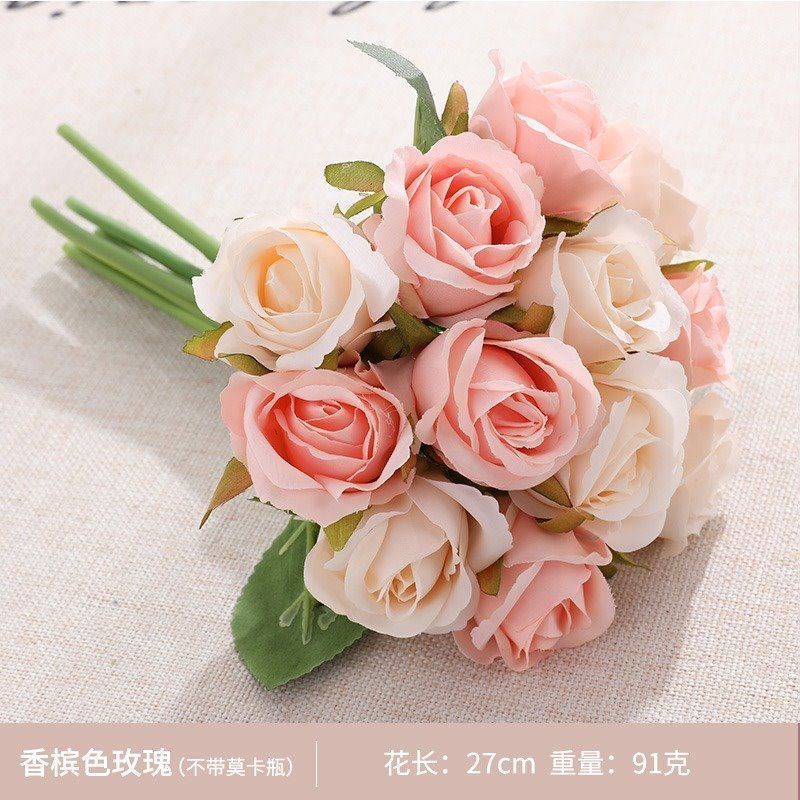 手に花を持つ新婦の韓国式結婚式の領収書のシミュレーションの花束の森系のウェディングドレスの撮影の道具の手に花をささげます。|undefined