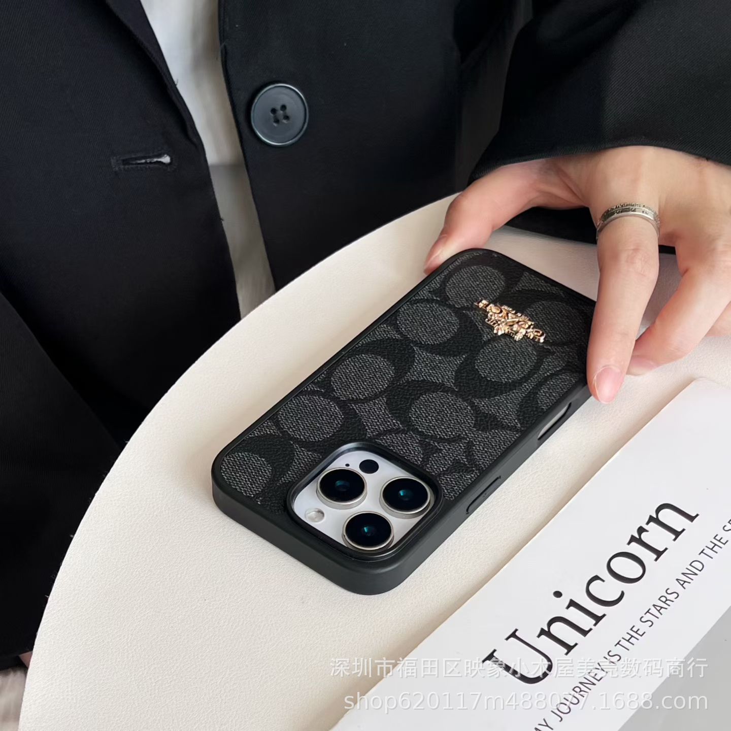 검정색 (영문 레터링)