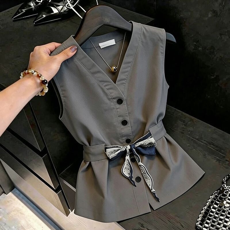 French-style V-neck sleeveless shirt for women, 2026 summer new design, unique and exquisite top with bow detail French-style V-neck sleeveless shirt for women, 2026 summer new design, unique and exquisite top with bow detail