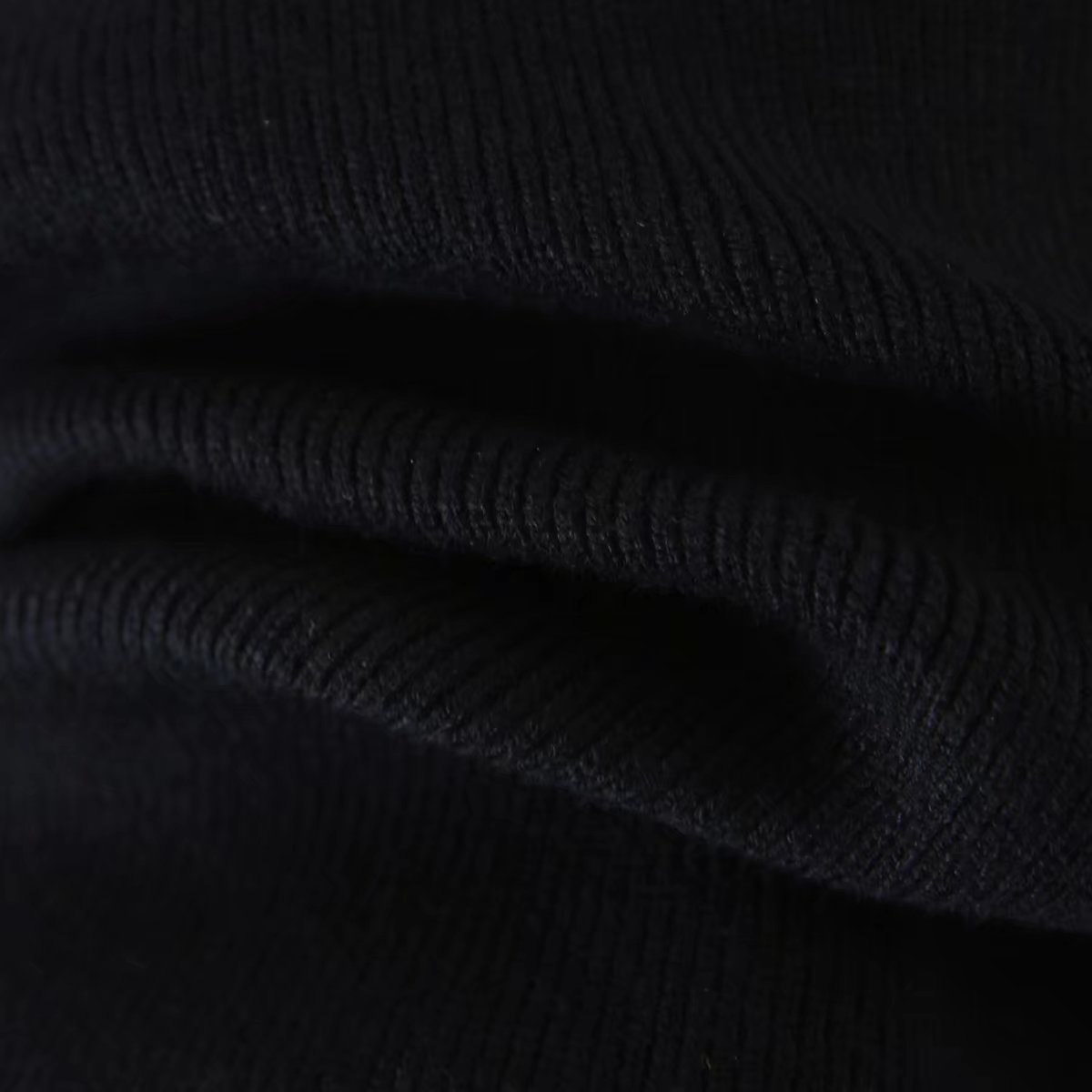 suéter de manga larga con cuello en V profundo de color liso y falda de punto con abertura trasera NSYXB137106