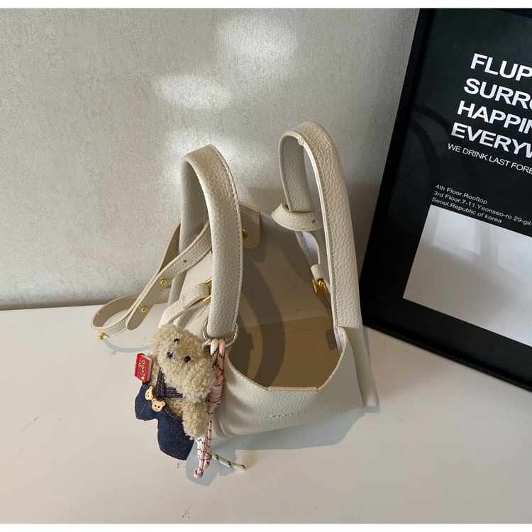 This year's popular bags for ladies are the 2025 new Korean-style simple and versatile crossbody bag and the retro commuting hand-held bucket bag undefined