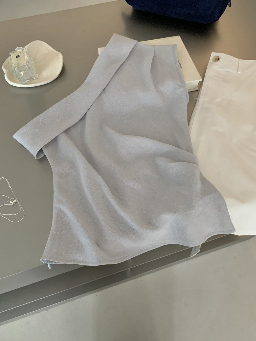 Áo croptop nữ tay ngắn cổ lệch vai, thiết kế bất đối xứng — Xanh da trờicolor, màu trắng, màu mơ chi tiết 9