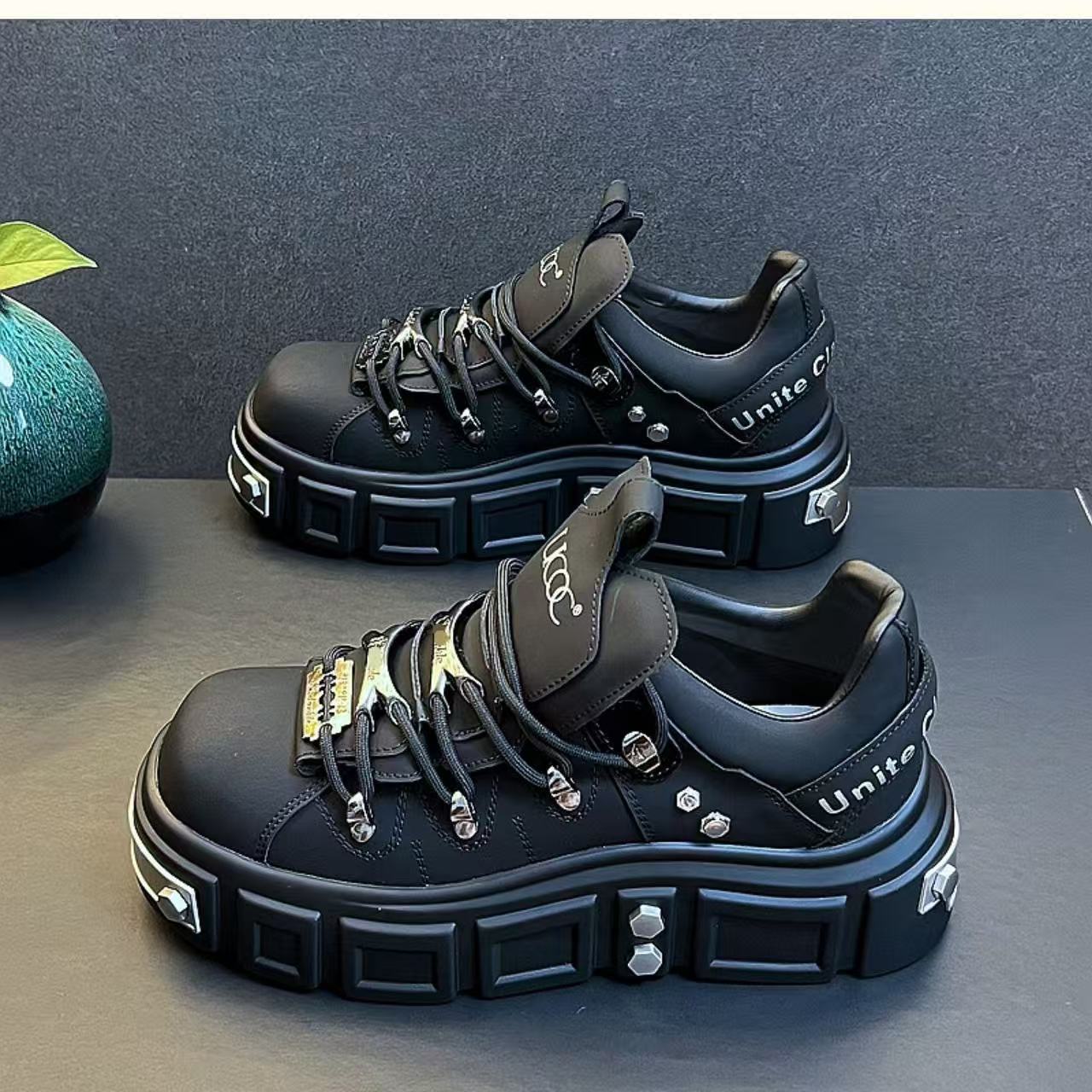 Zapatos de hombre de éxito en línea 2025, nuevos zapatos de hombre europeos, zapatos de skate casuales de altura, zapatos de nicho de diseño para hombres