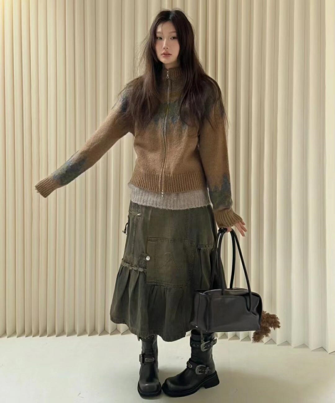 Stile da ciclista, progettato specificamente per le donne, realizzato in tessuto denim, con fibbie in metallo e vera pelle in stile western._voghion.com