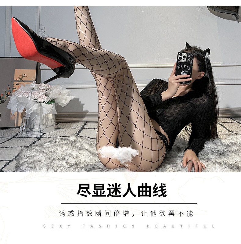Women’s Fishnet Open-Crotch Pantyhose in White Large Mesh, One Size — detail image 5