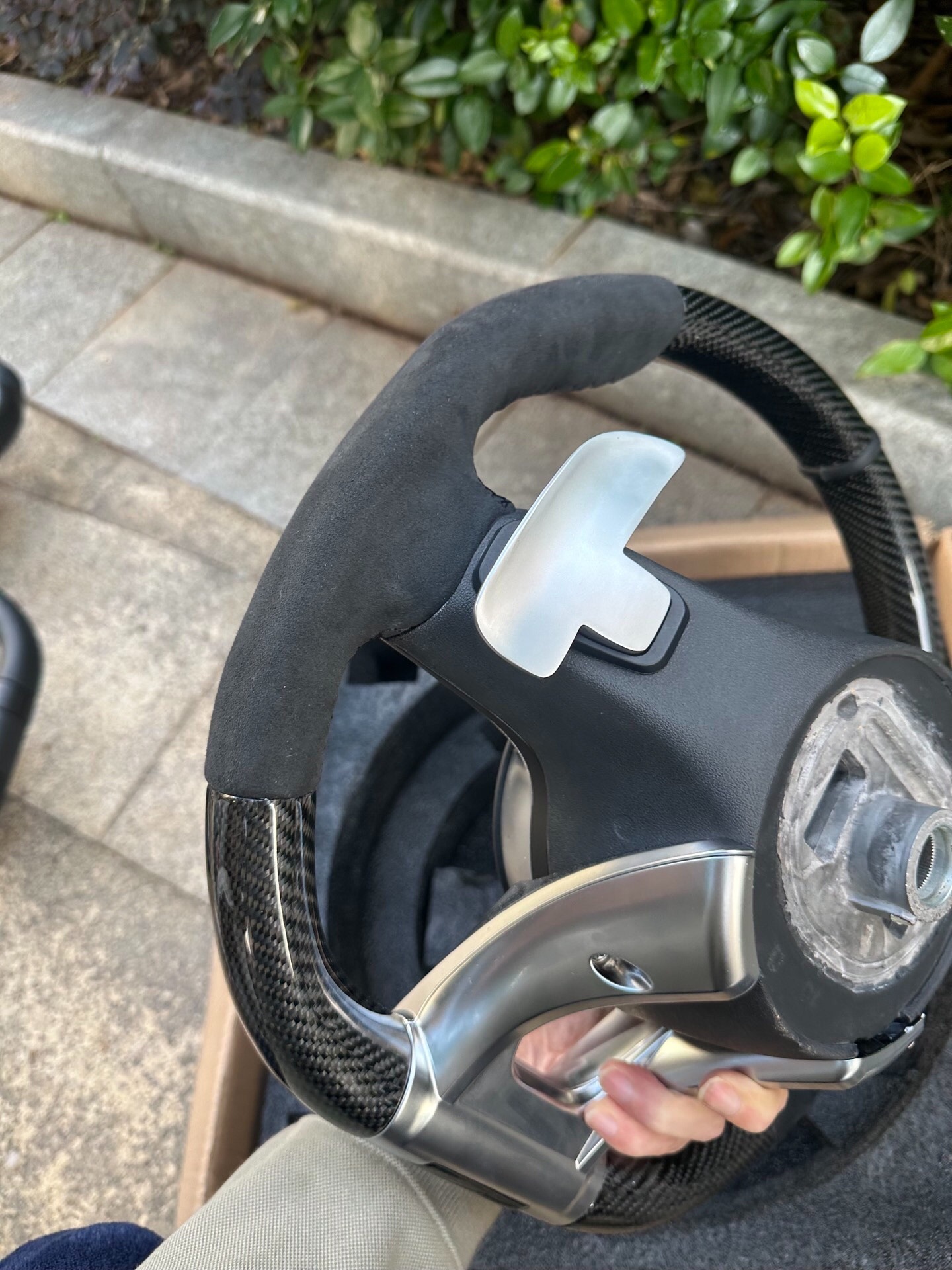 Suitable for Mercedes-Benz steering wheels of A-Class, C-Class, E-Class, and ML models; used for upgrading and modifying older models to newer ones; AMG carbon fiber steering wheel assembly