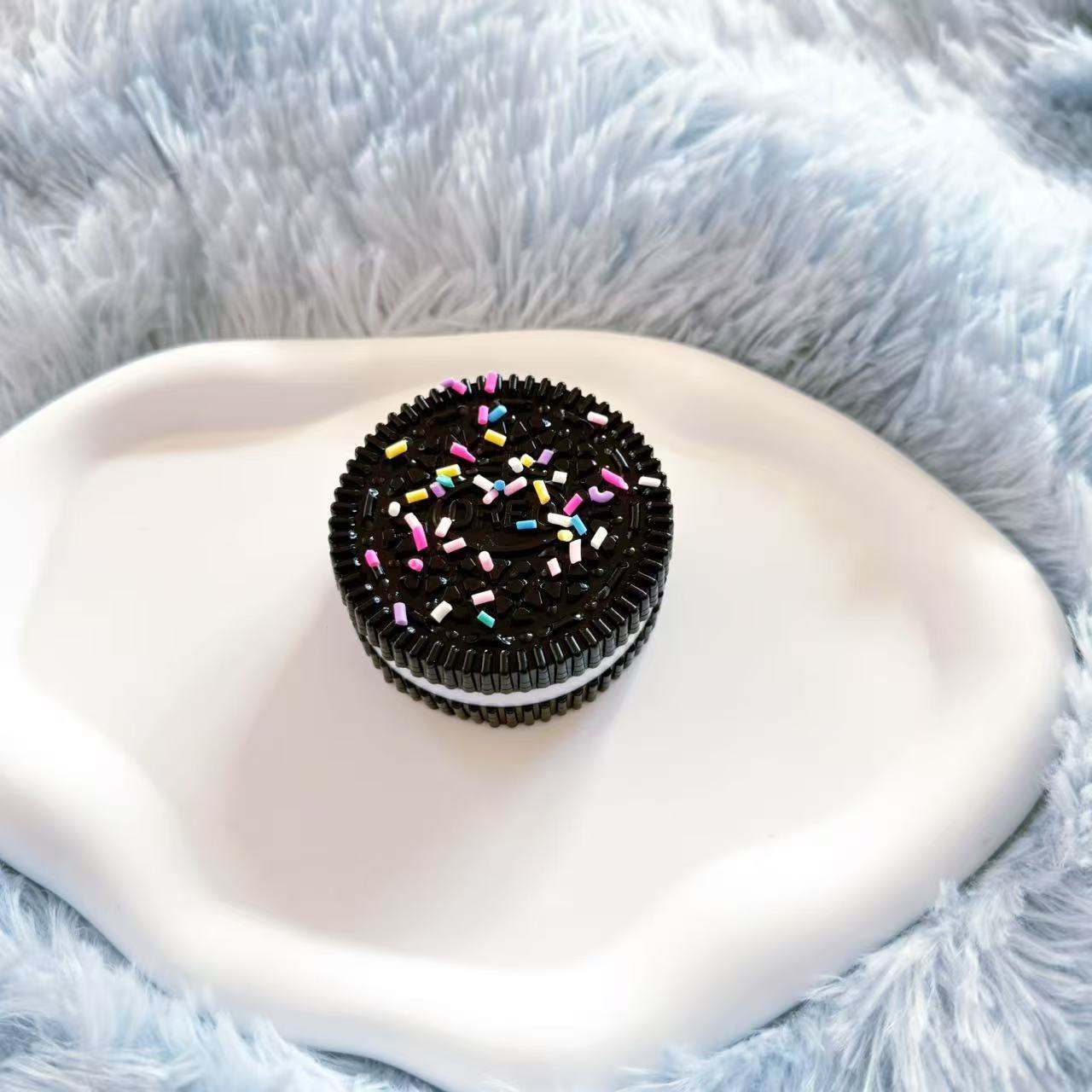 Black and white sandwich oreo loose granules