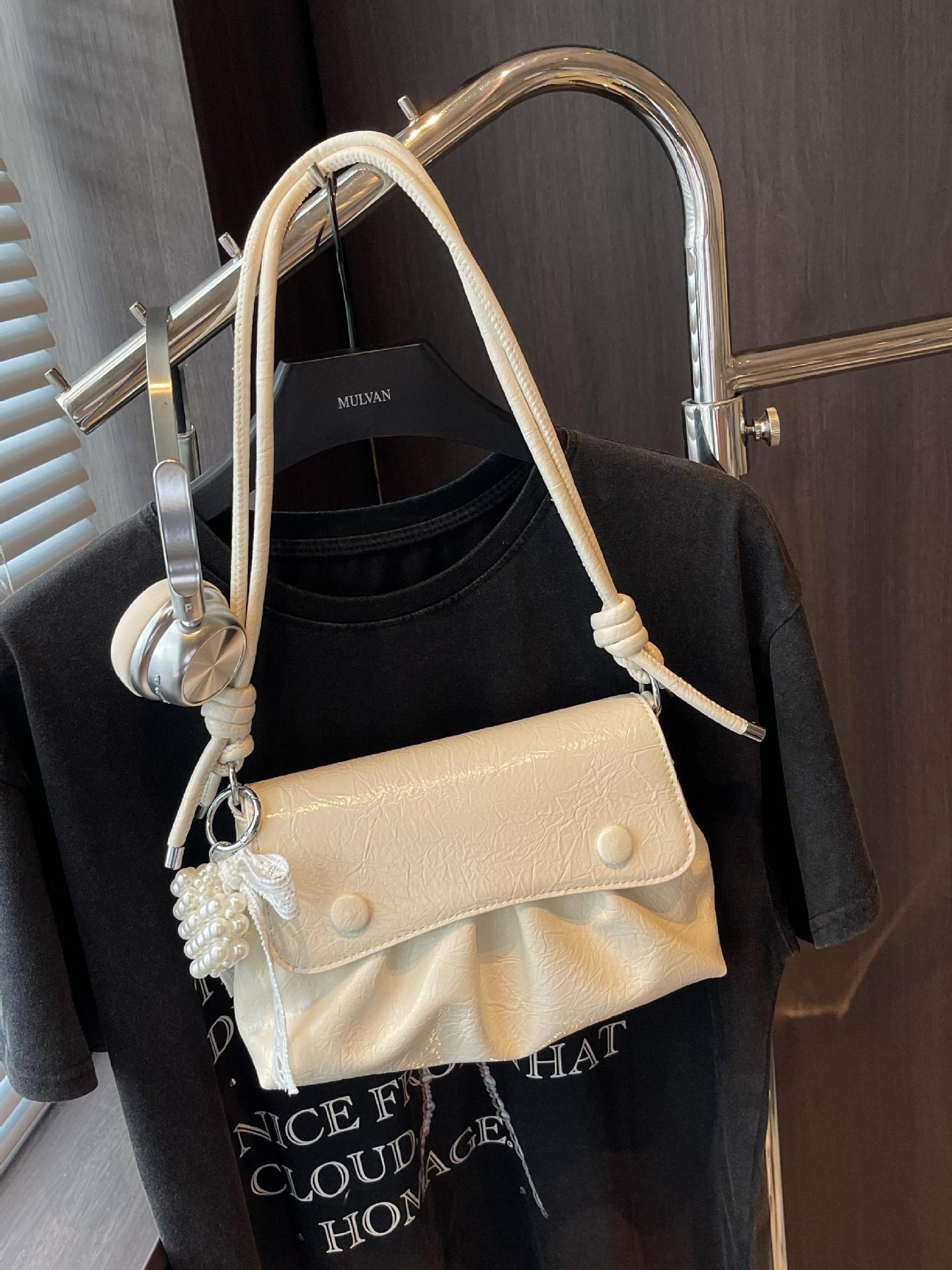 Bolso cuadrado pequeño estilo pop plisado popular de verano para mujer 2025 nuevo bolso de hombro de estilo occidental de todo fósforo bolso de axila de moda de nicho