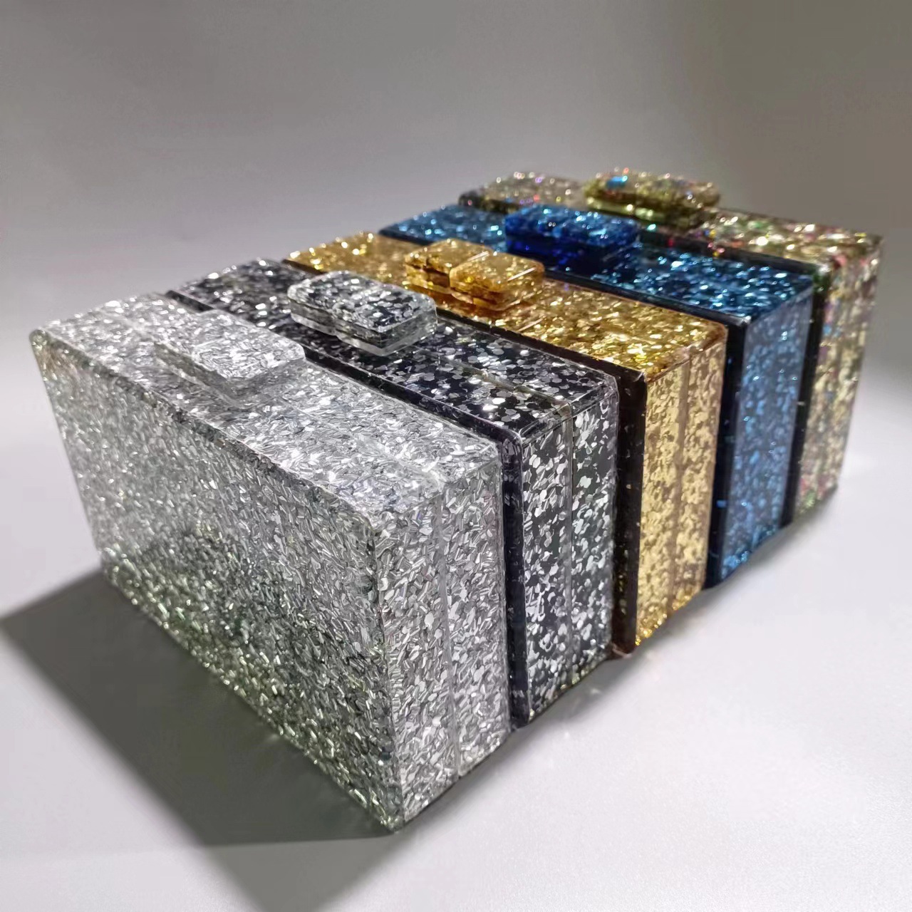 Pochette élégante pour femme en acrylique ornée de sequins dorés et argentés, idéale pour les soirées, les mariages et les occasions spéciales. Pochette de cérémonie pour banquet de mariage._voghion.com