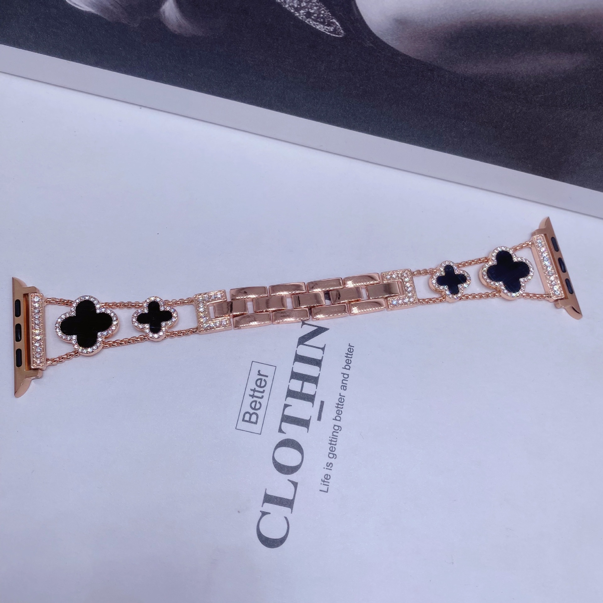 Apto para Apple Watch Apple Watch Correa de metal de trébol de cuatro hojas de diamantes de moda de SE1-10 generación