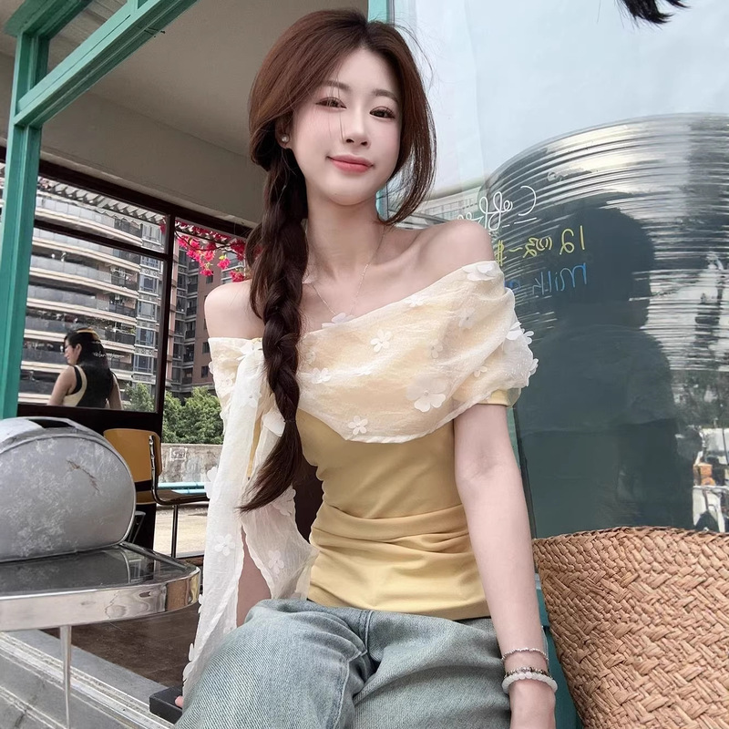Fashionable and Chic Lace Patchwork Floral Off-Shoulder Short-Sleeve T-Shirt for Women, Summer Korean Style Sweet and Spicy Slim-Fit Top Fashionable and Chic Lace Patchwork Floral Off-Shoulder Short-Sleeve T-Shirt for Women, Summer Korean Style Sweet and Spicy Slim-Fit Top