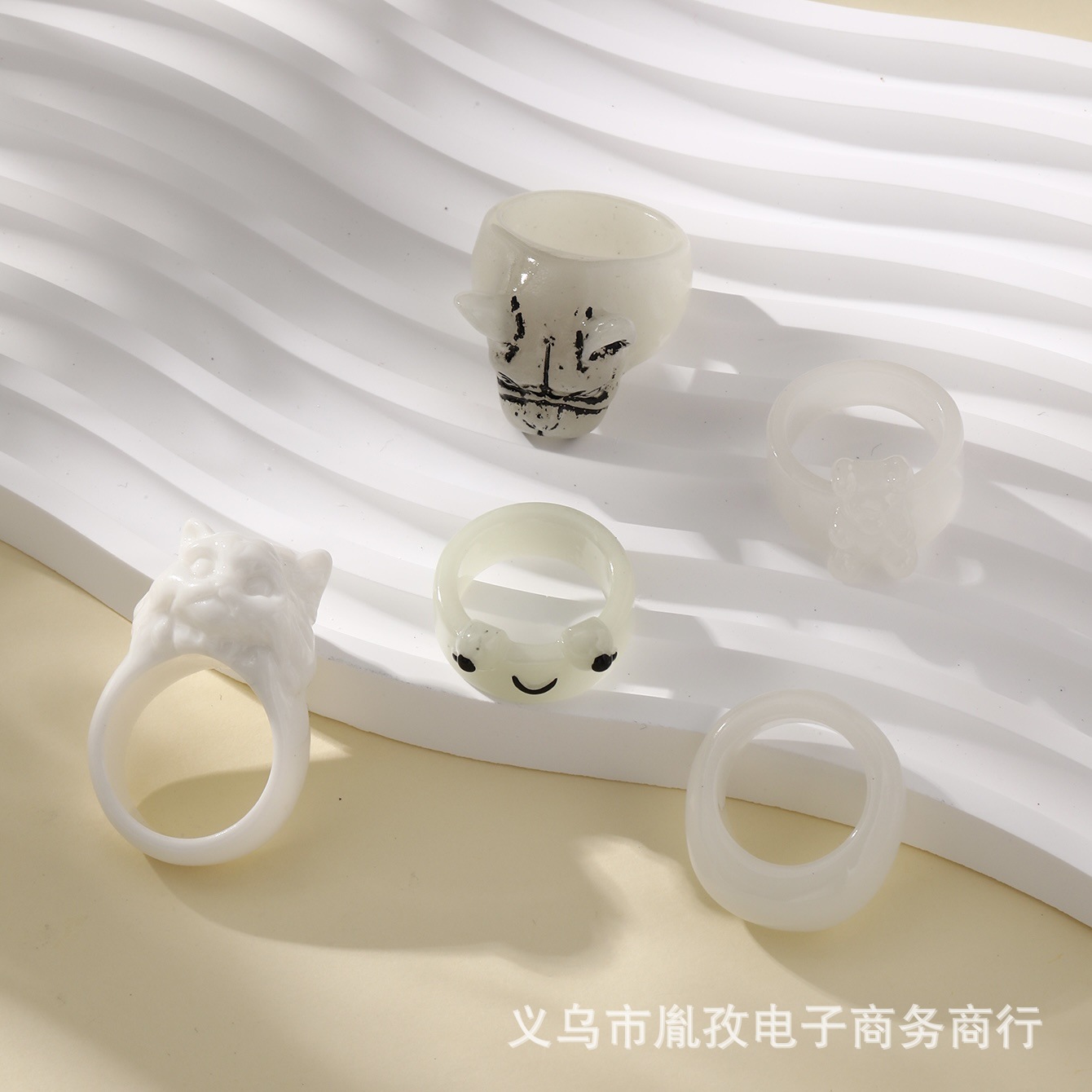 Transfronterizo Amazon nuevo gato tridimensional cabeza de perro Luminosa Rana resina divertida personalidad hip hop anillo conjunto traje