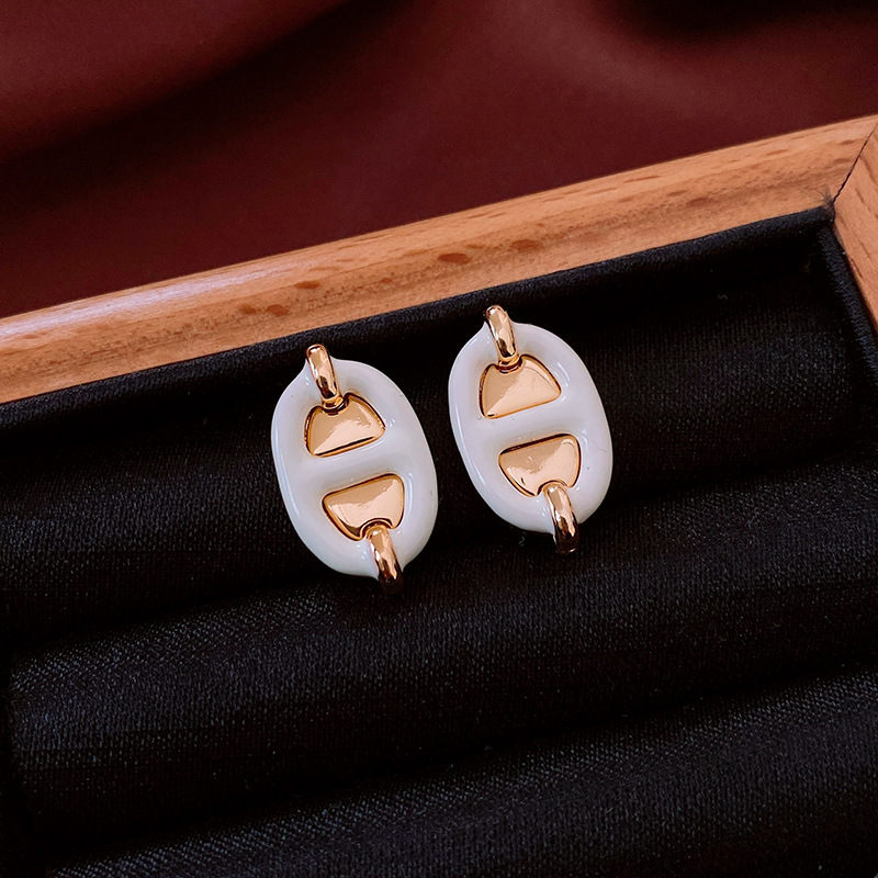 Pendientes de perlas asimétricas con cuernos de diamantes súper parpadeantes de plata Pendientes de nicho de viento frío femenino Pendientes de lujo ligero de alta calidad