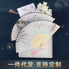 夏の古風の扇子の漢服のダンスの女性の扇子の中国風の扇子の手作りの製品の竹の扇子は様子の広告の扇子の卸売りに来ます。