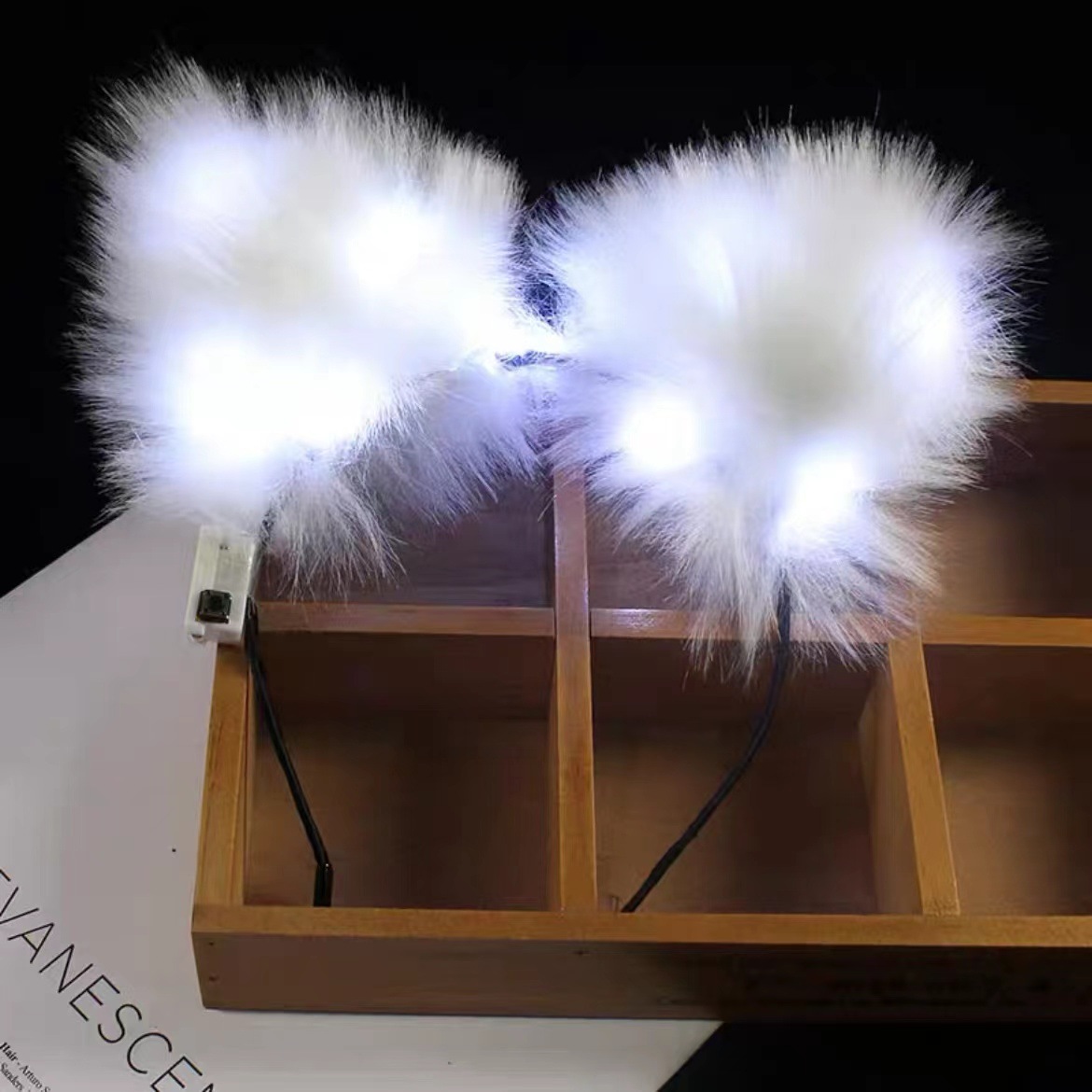 Nueva diadema con orejas de conejo de plumas con luces intermitentes, accesorio para la cabeza súper brillante, horquilla luminosa, popular en atracciones turísticas y puestos callejeros, venta al por mayor.