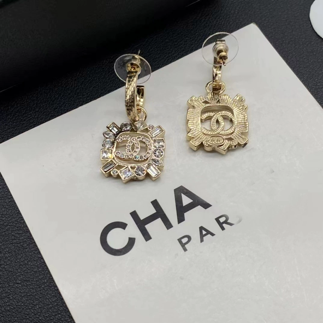 Белые квадратные серьги, стиль Chanel, 23 года, стиль лёгкой роскоши