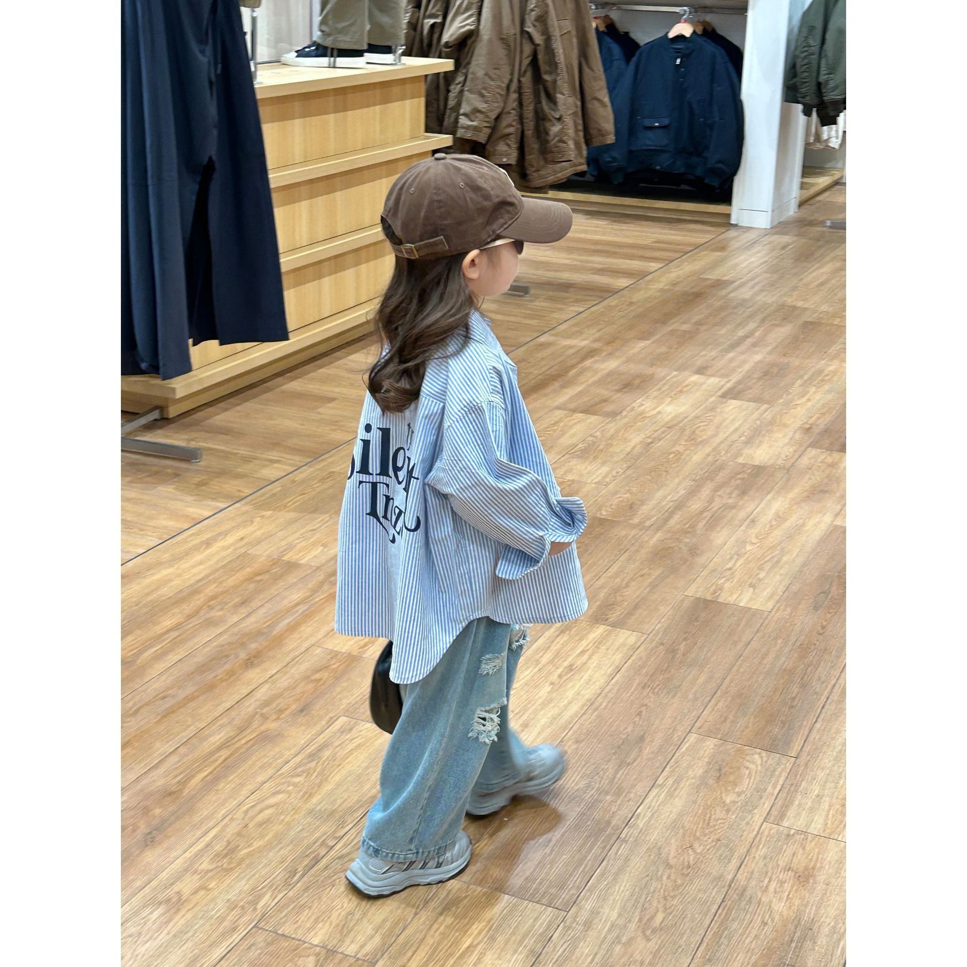 Corea del Sur ropa para niños y niñas camisa a rayas 2024 primavera nuevas niñas letra impresa camisa suelta fuera