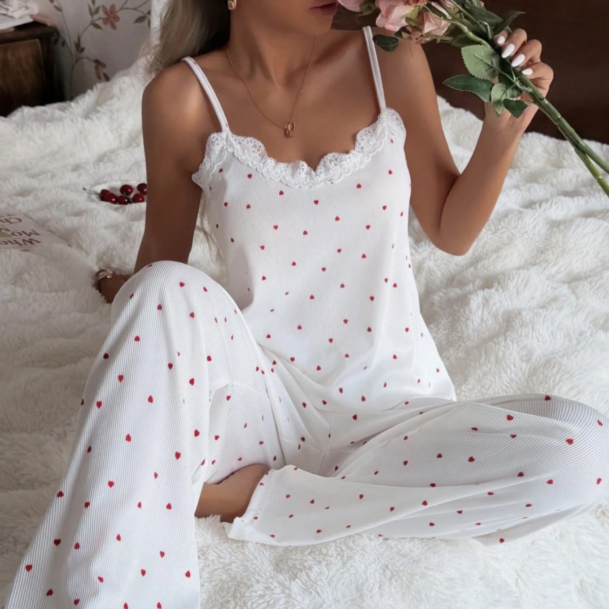 Completo pigiama da donna con canotta e inserti in pizzo a pois_voghion.com