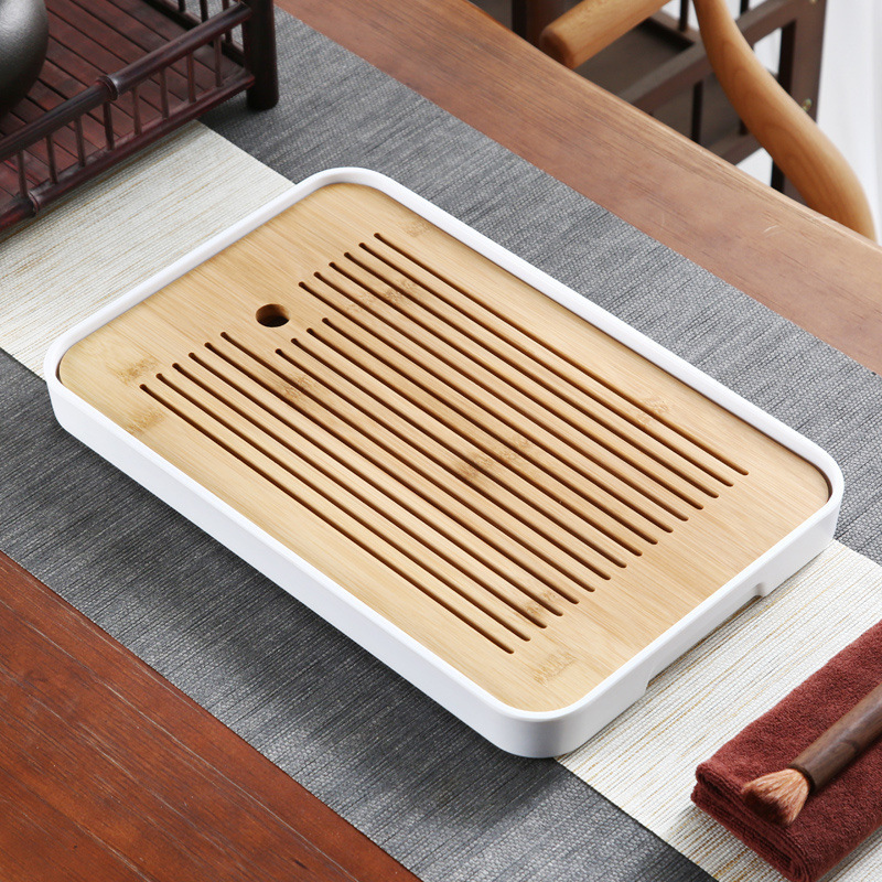 シンプルな竹製のお茶の皿の工夫の茶器は水を切って排水のお茶のトレーを蓄えます。|undefined