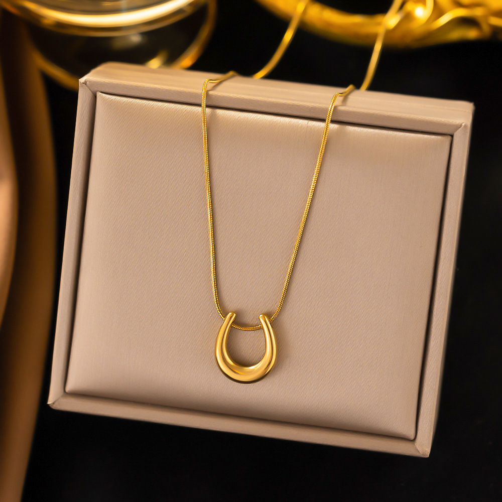 [collar de acero de titanio dorado + acero] collar de amor de nicho con cadena de clavícula avanzada en la moda de lujo ligero femenino