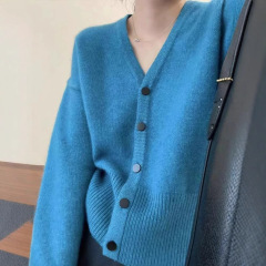 孔雀の青いvネックのカーディガンのセーターのコートの女性のデザイン感があります。