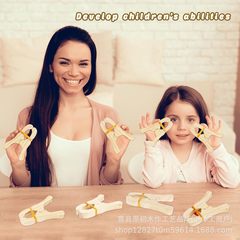 子供のゲームの木のクリップのカーテンのタンスの陽の子供の服はリストの滑り止めのアイデアで木のクリップを固定して実用的です。