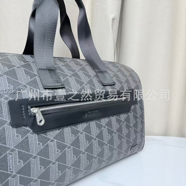 Capacious travel bag