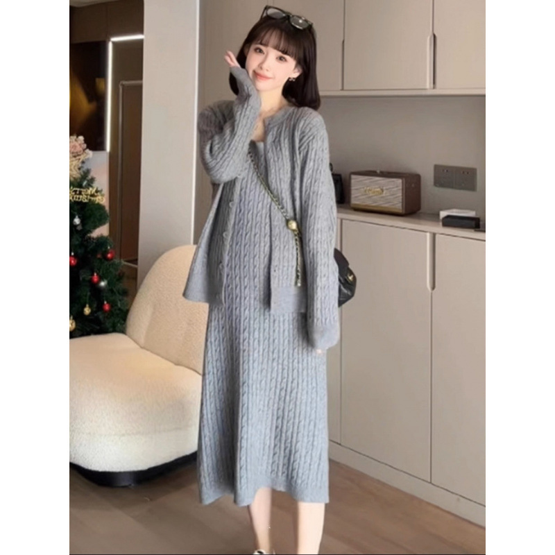孕妇连衣裙秋冬2025新款加厚红色新年小香风针织哺乳吊带裙两件套|undefined